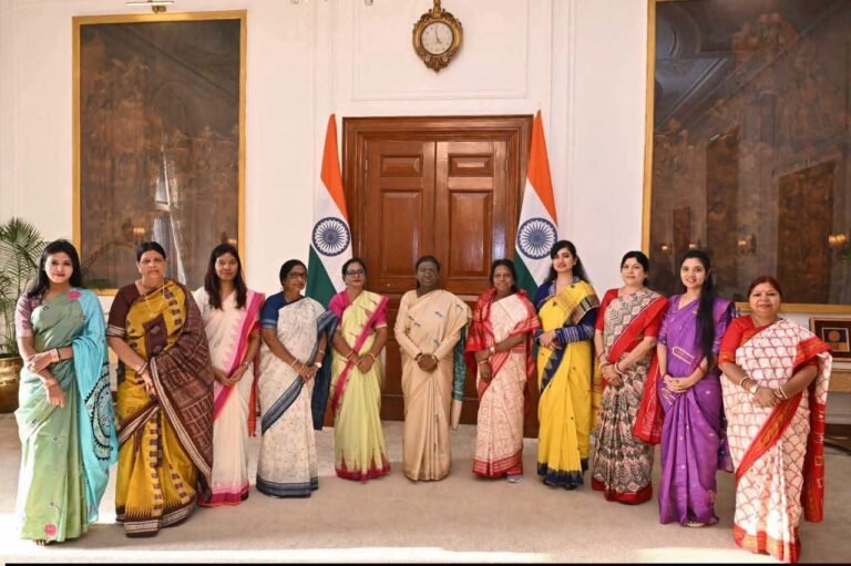 ODISHA WOMEN LEGISLATORS MEET PRESIDENT DROUPADI MURMU AT RASHTRAPATI BHAVAN