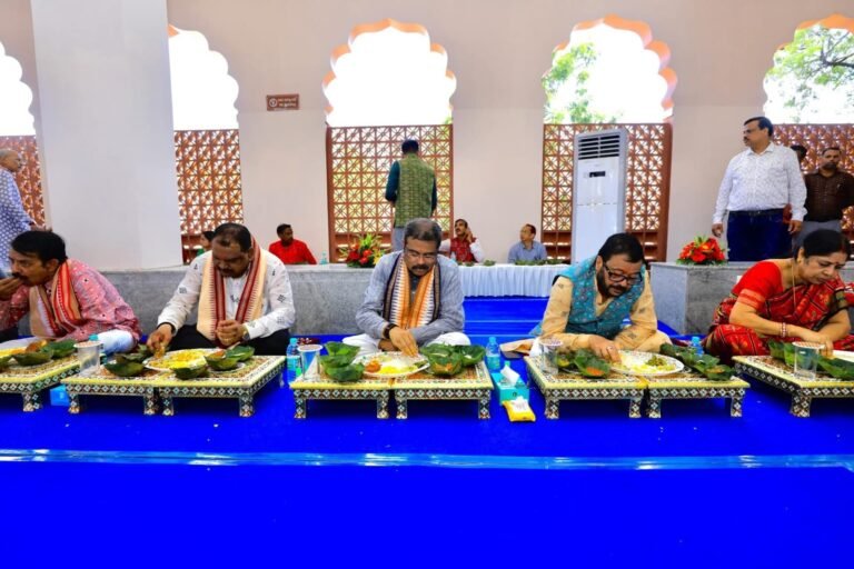 DHARMENDRA PRADHAN, SURESH PUJARI TASTE SARASATIA AS NUAKHAI CELEBRATES WESTERN ODISHA’S FOOD AND CULTURAL HERITAGE